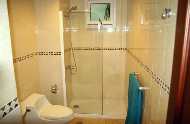 Hotel Bavaro Green apartment shower